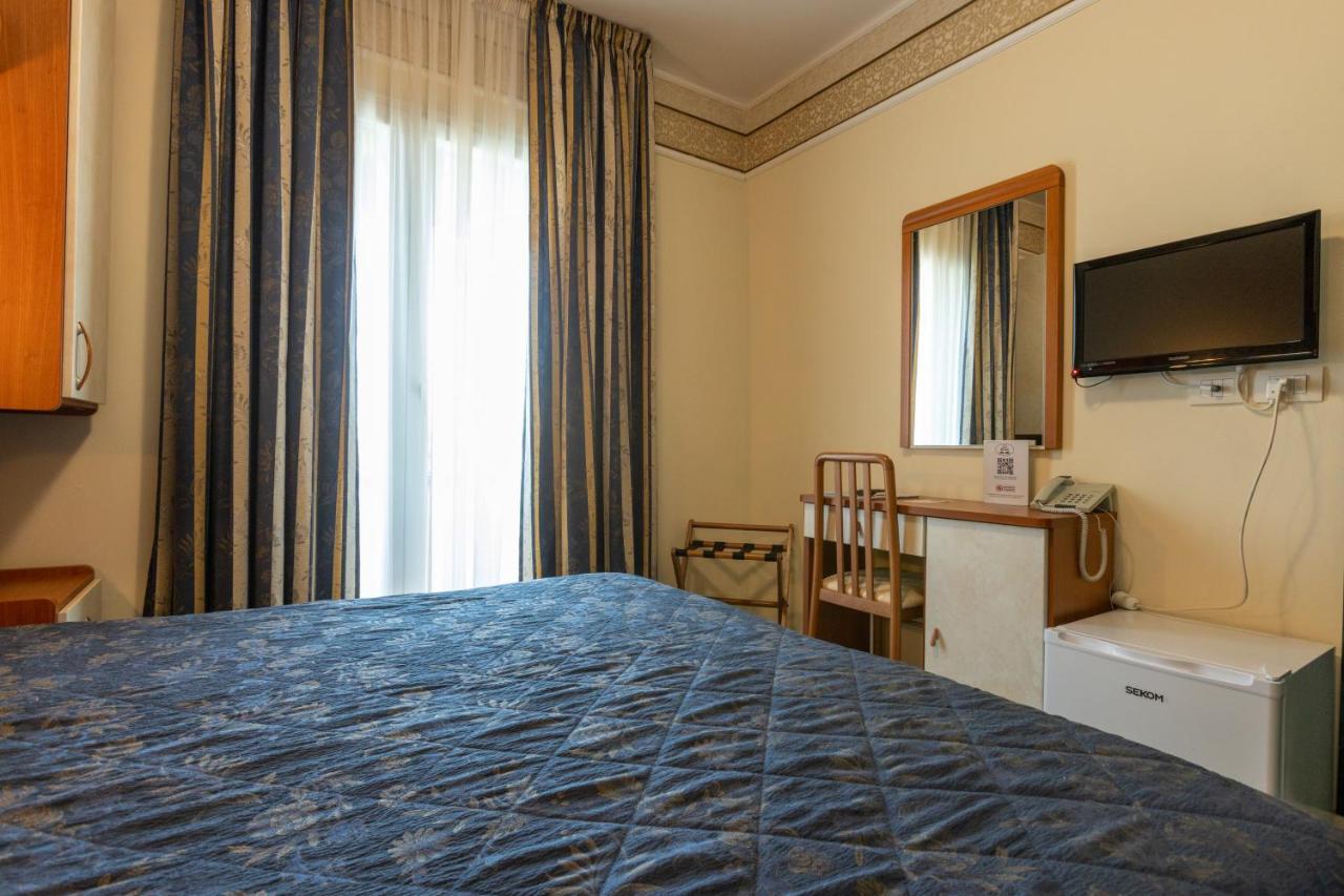 Hotel River Fronte Mare Con Piscina Rimini Dış mekan fotoğraf